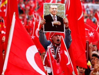 Τουρκία: Κορυφώνεται η μάχη για το δημοψήφισμα - Οι καταγγελίες και τί δείχνουν οι τελευταίες δημοσκοπήσεις